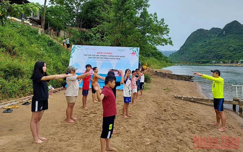 Đầu tháng 6 này, Oxalis Adventure phối hợp UBND thị trấn Phong Nha tổ chức lớp dạy bơi miền phí cho trẻ em sau 1 năm gián đoạn do ảnh hưởng của dịch bệnh. 