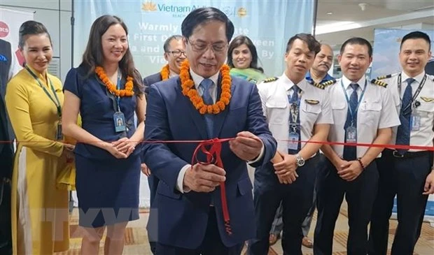 Bộ trưởng Ngoại giao Bùi Thanh Sơn cắt băng khánh thành đường bay thẳng của Vietnam Airlines chặng Hà Nội-New Delhi. (Ảnh: Huy Lê/TTXVN)