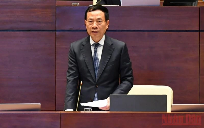 Bộ trưởng Thông tin và Truyền thông Nguyễn Mạnh Hùng phát biểu giải trình, làm rõ các vấn đề đại biểu Quốc hội nêu. (Ảnh: LINH NGUYÊN)