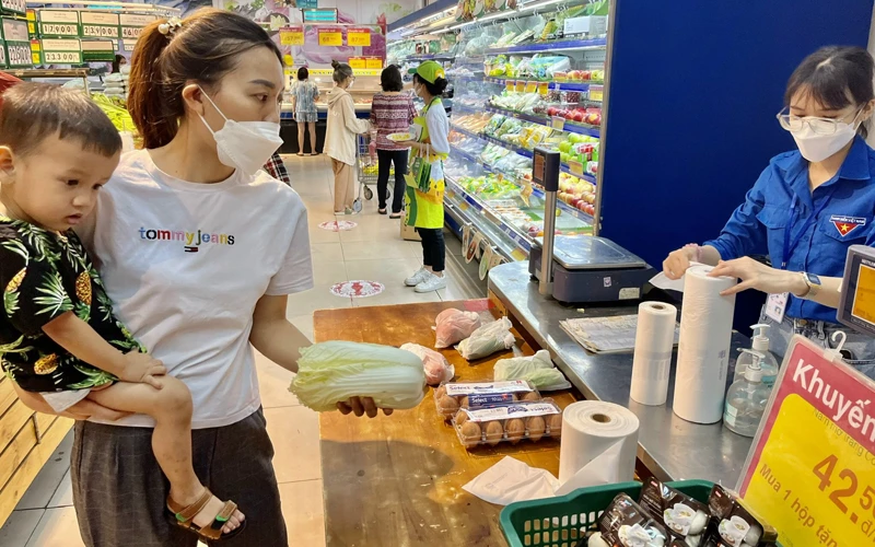 Người dân mua sắm hàng hóa được khuyến mãi, giảm giá tại một siêu thị Co.opmart ở Thành phố Hồ Chí Minh. (Ảnh: CTV)