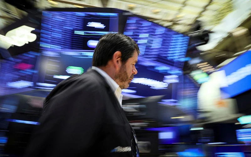 Người tham gia giao dịch tại Sàn giao dịch chứng khoán New York (NYSE), Mỹ, ngày 15/6/2022. (Ảnh: Reuters)