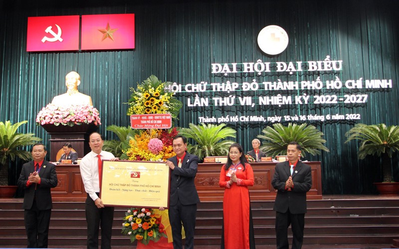 Đồng chí Nguyễn Hồ Hải, Phó Bí thư Thành ủy Thành phố Hồ Chí Minh (áo trắng) tặng bảng đồng cho Hội Chữ thập đỏ Thành phố Hồ Chí Minh.