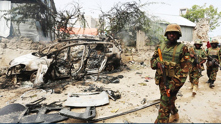 Binh sĩ Somalia tại hiện trường một vụ tiến công khủng bố. Ảnh: GETTY IMAGES