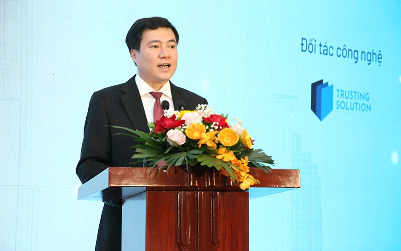 Thứ trưởng Nguyễn Sinh Nhật Tân phát biểu tại hội nghị. 