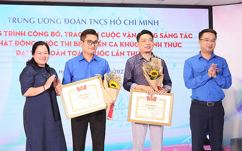Bí thư Trung ương Đoàn Nguyễn Tường Lâm (ngoài cùng bên phải) trao phần thưởng tặng các tác giả ca khúc “Sứ mệnh thanh niên”.