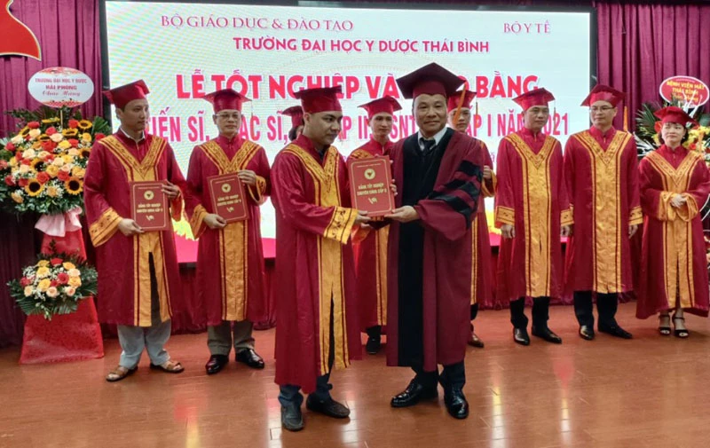 Lãnh đạo Trường Đại học Y Dược Thái Bình trao bằng tốt nghiệp sau đại học cho các học viên.