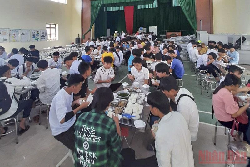 Bằng nguồn xã hội hóa, học sinh Trường Trung học phổ thông Mường Nhé đều ăn, ở tập trung tại trường trong suốt thời gian ôn thi đến khi kết thúc kỳ thi.