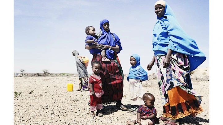 Hạn hán càng làm trầm trọng thêm nạn đói ở Somalia. Ảnh: REUTES