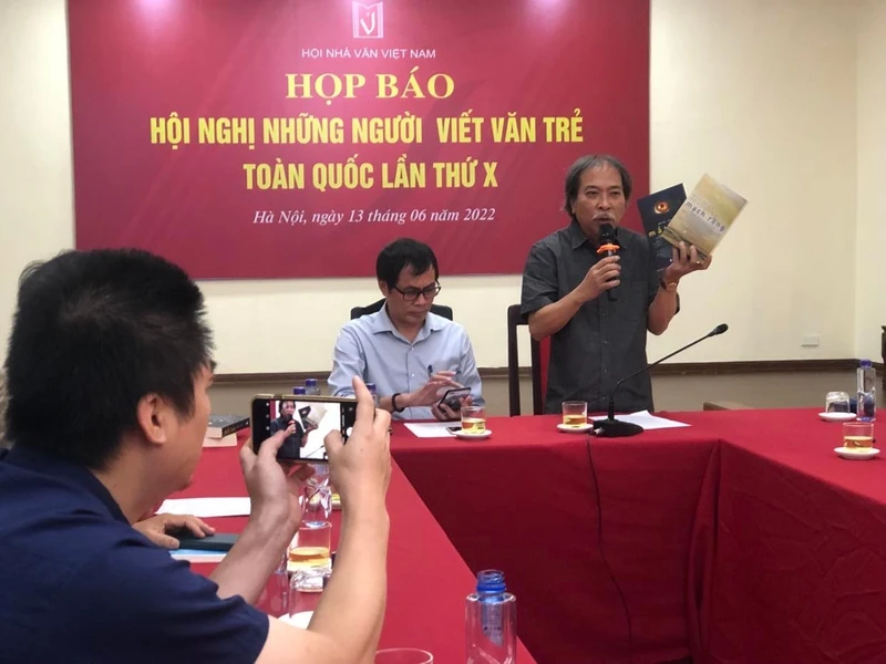 Chủ tịch Hội Nhà văn Việt Nam Nguyễn Quang Thiều chia sẻ thông tin tại họp báo. (Ảnh: TTXVN)