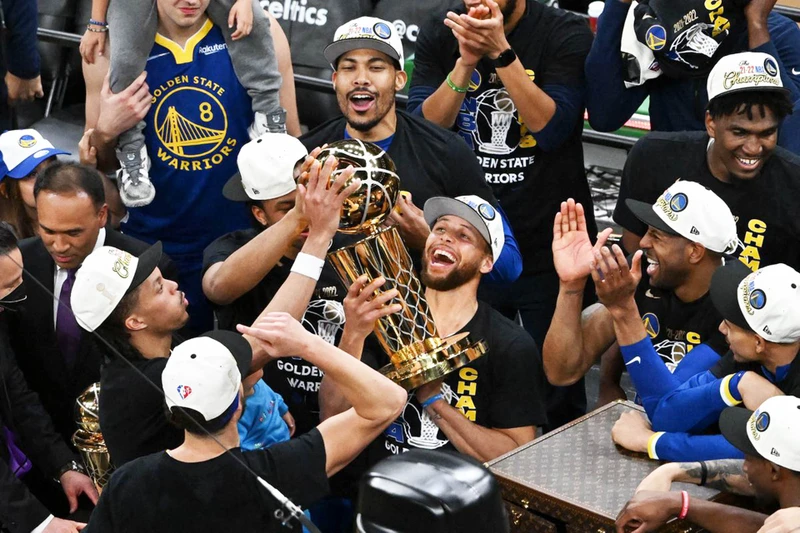 Các thành viên đội bóng Golden State Warriors ăn mừng chức vô địch sau game 6 sáng 17/6. (Ảnh: Reuters)