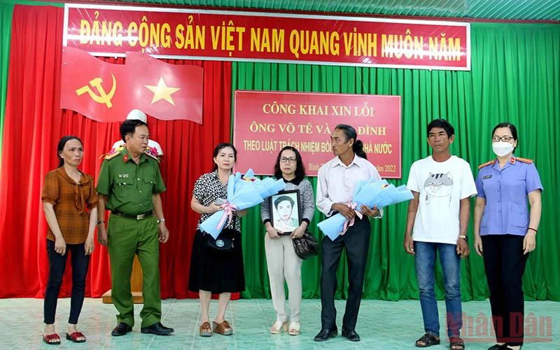 Đại diện Cơ quan Cảnh sát điều tra, Công an Bình Thuận và Viện Kiểm sát nhân dân tỉnh Bình Thuận cùng xin lỗi và trao hoa cho gia đình ông Võ Tê.