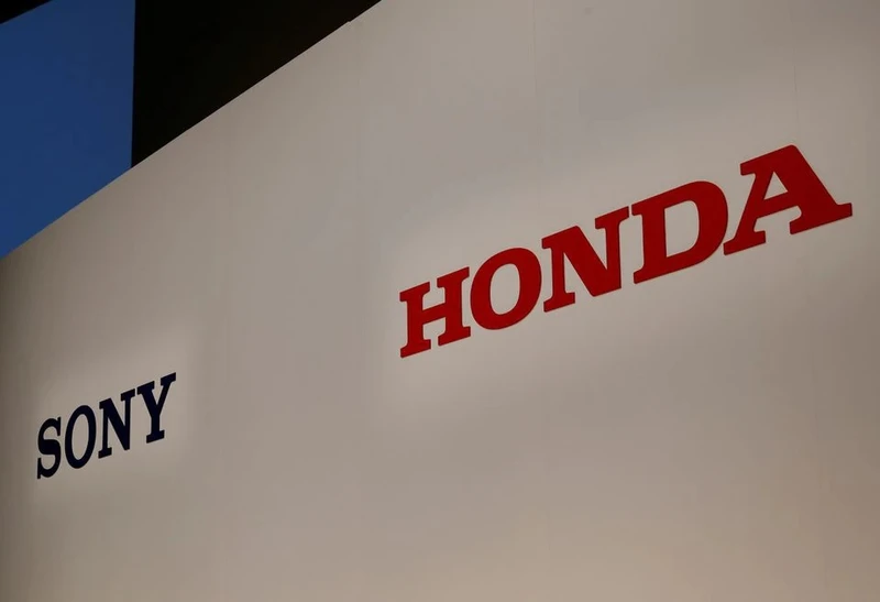 Logo của Sony và Honda tại địa điểm họp báo chung ở Tokyo, Nhật Bản, ngày 4/3/2022. Ảnh: Reuters