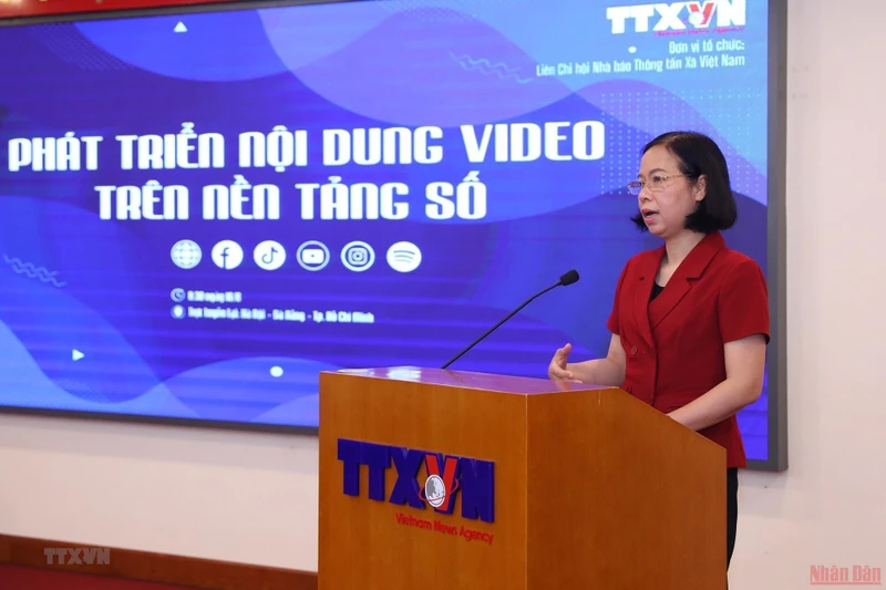 Tổng Giám đốc, Chủ tịch Liên chi hội nhà báo Thông tấn xã Việt Nam Vũ Việt Trang phát biểu khai mạc hội thảo. 