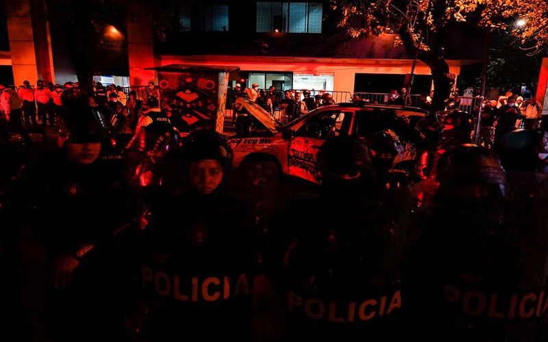 Cảnh sát chống bạo động Ecuador bảo vệ phương tiện của Cảnh sát sau khi xe này bị tấn công tại Quito, ngày 14/6. (Ảnh: Reuters)