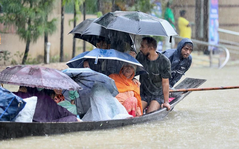 Mưa lũ trên diện rộng tại khu vực đông bắc Bangladesh, ngày 18/6. (Ảnh: Reuters)