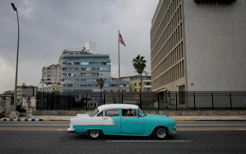 Xe ô-tô đi qua Đại sứ quán Mỹ tại thủ đô La Habana, ngày 30/10/2020. (Ảnh: Reuters)