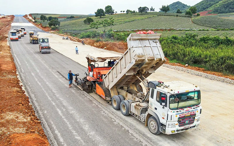 Dự án cao tốc đoạn Mai Sơn-quốc lộ 45 được đánh giá đạt tiến độ thi công tốt nhất trong bốn dự án cao tốc bắc-nam cán đích năm 2022. 