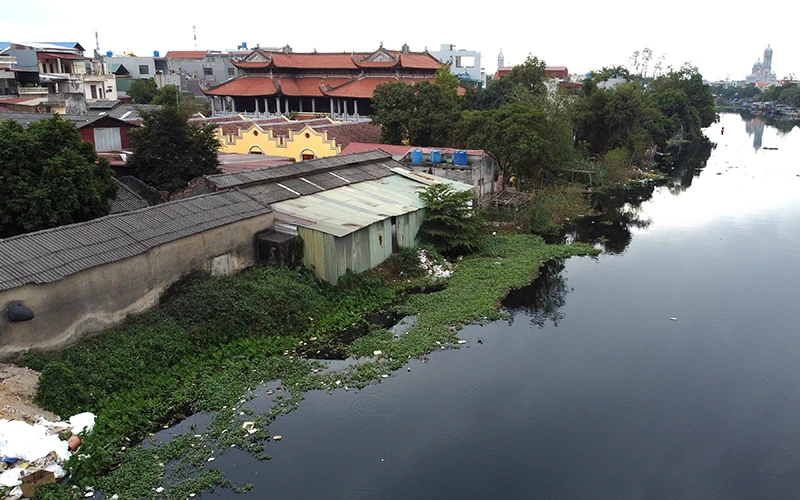 Đoạn kênh thủy lợi Kim Sơn đi qua thị trấn Sặt, huyện Bình Giang (Hải Dương) bị xâm phạm làm ảnh hưởng đến dòng chảy của hệ thống. (Ảnh VŨ SINH)