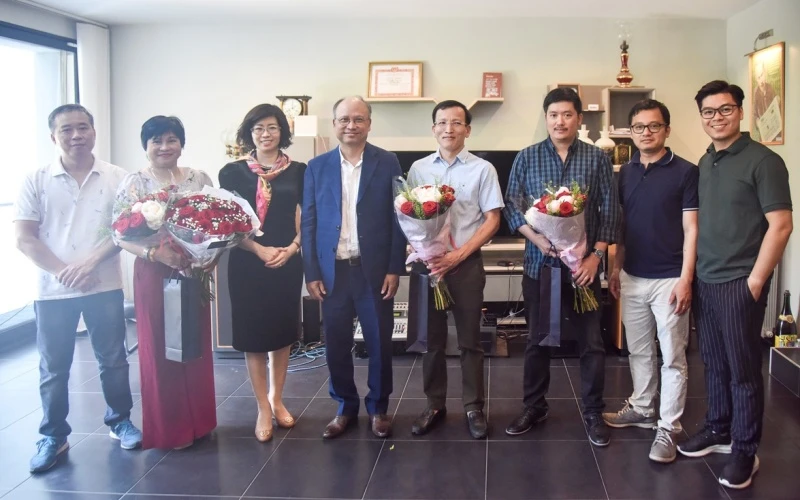 Đại sứ Đinh Toàn Thắng và Đại sứ Lê Thị Hồng Vân tặng hoa chúc mừng các phóng viên thường trú tại Pháp nhân Ngày Báo chí cách mạng Việt Nam.