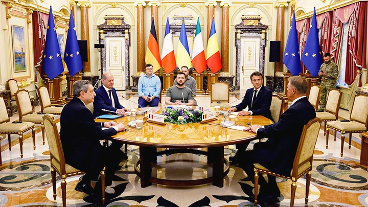 Tổng thống Ukraine (giữa) hội đàm với lãnh đạo Đức, Pháp, Italy và Romania tại Kiev. Ảnh: REUTERS
