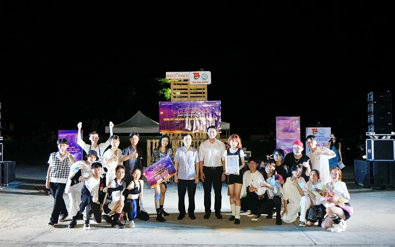 Ban Tổ chức đã trao giải Nhất cho Nhóm Sailing 36 Dance Team. 