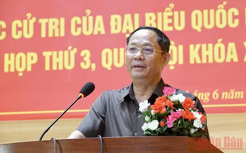 Phó Chủ tịch Quốc hội Trần Quang Phương phát biểu tại buổi tiếp xúc cử tri huyện Lý Sơn.