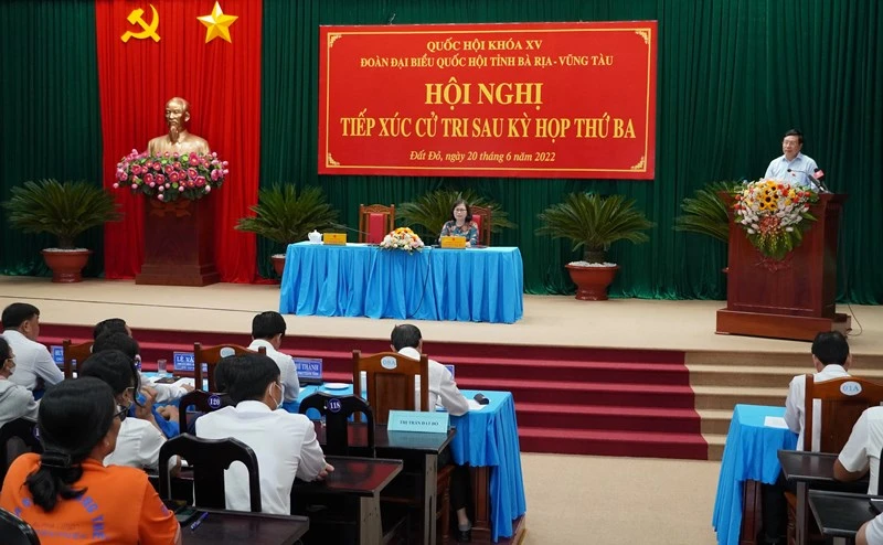 Phó Thủ tướng Phạm Bình Minh phát biểu tại hội nghị tiếp xúc cử tri.