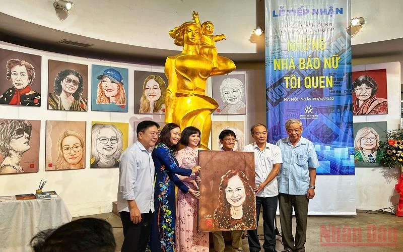 Nghi thức tiếp nhận bộ sưu tập tranh chân dung 100 nhà báo nữ của nhà báo Huỳnh Dũng Nhân tặng Bảo tàng Phụ nữ Việt Nam.