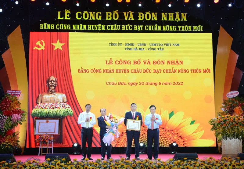 Phó Thủ tướng Thường trực Phạm Bình Minh trao Bằng công nhận huyện Châu Đức đạt chuẩn nông thôn mới.