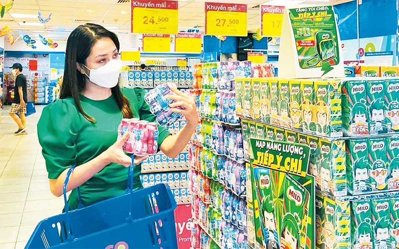 Người dân mua sắm hàng hóa giảm giá tại một siêu thị Co.opmart ở thành phố Hồ Chí Minh. (Ảnh CTV)