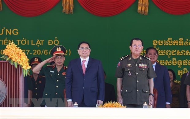 Thủ tướng Campuchia Samdech Techo Hun Sen và Thủ tướng Phạm Minh Chính dự Lễ kỷ niệm 45 năm “Con đường tiến tới đánh đổ chế độ diệt chủng Pol Pot”. (Ảnh: TTXVN)