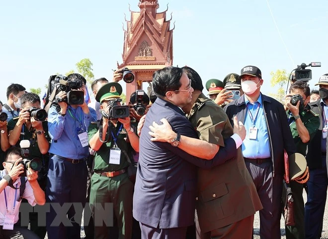 Thủ tướng Campuchia Samdech Techo Hun Sen đón Thủ tướng Phạm Minh Chính dự lễ kỷ niệm 45 năm Con đường tiến tới đánh đổ chế độ diệt chủng Pol Pot. (Ảnh: TTXVN)
