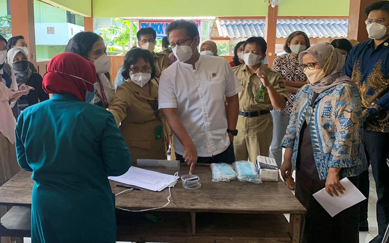 Bộ trưởng Y tế Indonesia Budi Gunadi Sadikin trò chuyện với nhân viên y tế bên lề một sự kiện của G20 diễn ra tại nước này, ngày 29/3. (Ảnh: Reuters)