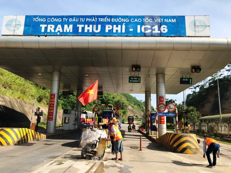 Thi công hố móng giá long môn phục vụ thu phí ETC tại Trạm thu phí IC16, tuyến cao tốc Nội Bài - Lào Cai.