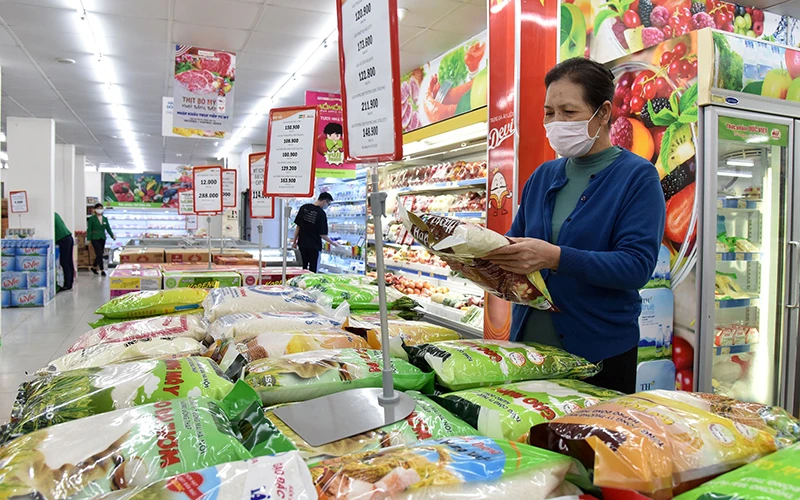 Người tiêu dùng quan tâm các sản phẩm gạo đóng gói của doanh nghiệp Việt Nam. (Ảnh Hải Trần)