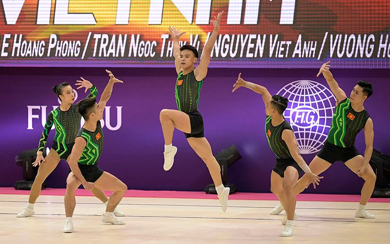 Bài biểu diễn của nhóm năm người aerobic Việt Nam đoạt Huy chương vàng thế giới. (Ảnh FIG)