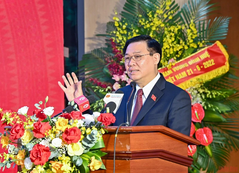 Chủ tịch Quốc hội Vương Đình Huệ phát biểu ý kiến tại buổi làm việc. (Ảnh Duy Linh).
