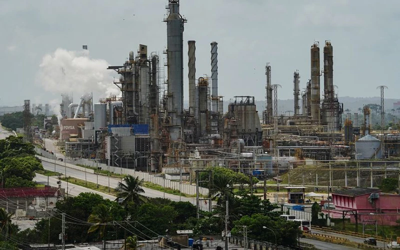 Nhà máy lọc dầu Venezuela (Ảnh THE WALL STREET JOURNAL).