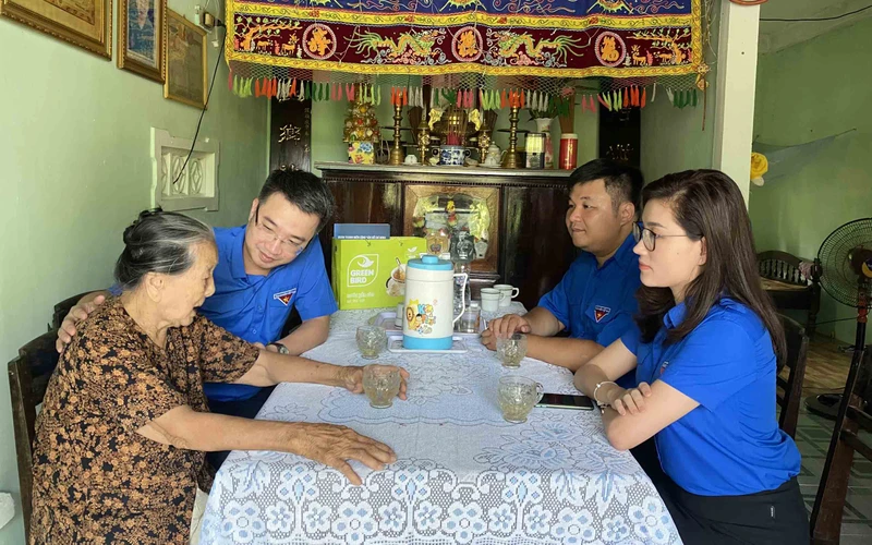 Thăm, tặng quà Mẹ Việt Nam anh hùng.