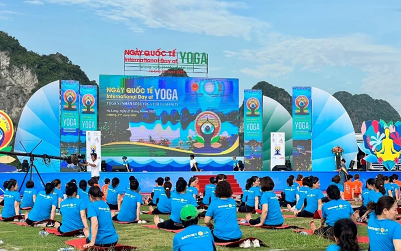 Ngày Quốc tế Yoga lần thứ 8 với sự tham dự của gần 3.000 người.