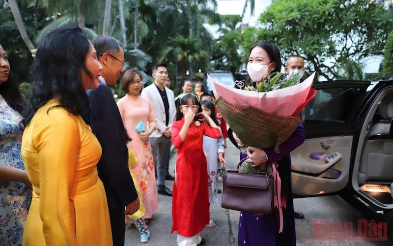 Các cháu thiếu nhi tặng hoa Phó Chủ tịch nước Võ Thị Ánh Xuân. 