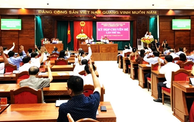 Các đại biểu Hội đồng nhân dân tỉnh Đắk Lắk biểu quyết thông qua các Nghị quyết của kỳ họp.