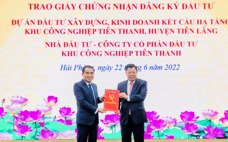 Trưởng Ban Quản lý Khu kinh tế Hải Phòng trao giấy chứng nhận đầu tư cho CTCP đầu tư KCN Tiên Thanh, tổng vốn đầu tư gần 4.600 tỷ đồng.