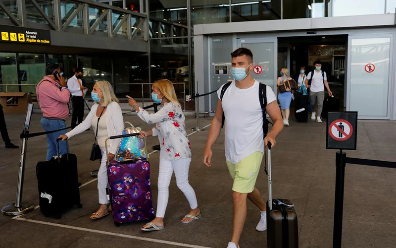 Hành khách đeo khẩu trang khi tới sân bay Malaga-Costa del Sol, tại Tây Ban Nha, ngày 7/6/2021. (Ảnh: Reuters)