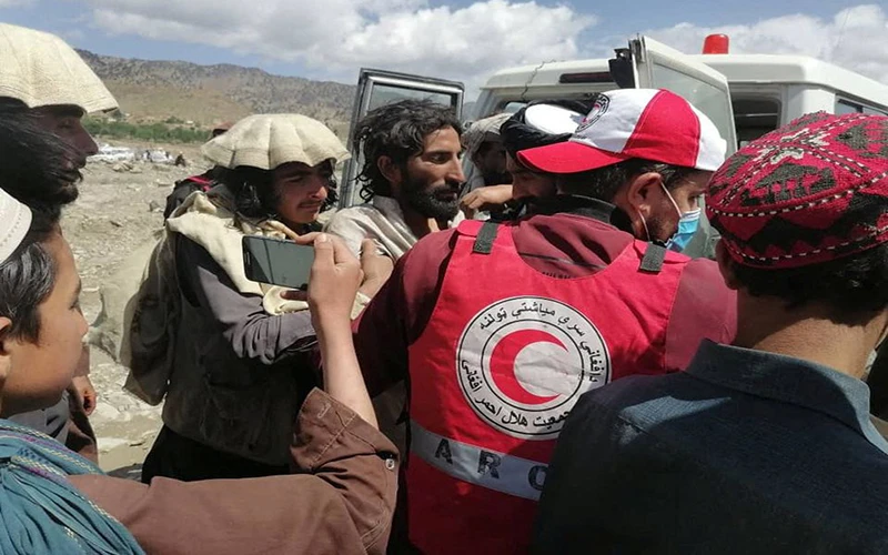 Các bác sĩ và tình nguyện viên của Hiệp hội Trăng lưỡi liềm đỏ Afghanistan đưa nạn nhân đến bệnh viện ở huyện Spera, tỉnh Khost, Afghanistan. (Ảnh: Hiệp hội Trăng lưỡi liềm đỏ Afghanistan)