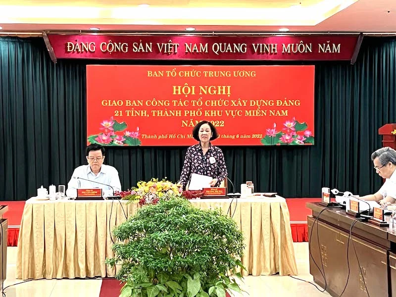 Đồng chí Trương Thị Mai, Ủy viên Bộ Chính trị, Bí thư Trung ương Đảng, Trưởng Ban Tổ chức Trung ương phát biểu kết luận hội nghị.