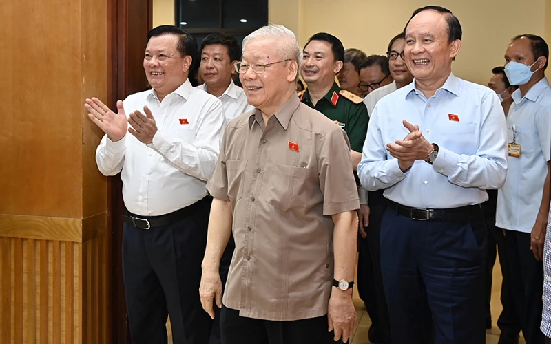 Tổng Bí thư Nguyễn Phú Trọng với các đại biểu và cử tri đơn vị bầu cử số 1, thành phố Hà Nội. 