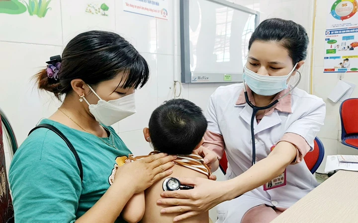 Khám bệnh cho trẻ tại Bệnh viện Sản Nhi Nghệ An. (Ảnh THÀNH CHÂU)