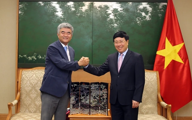 Phó Thủ tướng Thường trực Phạm Bình Minh tiếp Chủ tịch Tập đoàn Daewoo E&C Hàn Quốc Jung Won Ju (Ảnh: VGP).
