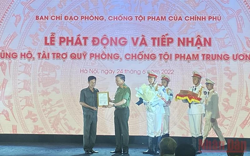 Đại tướng Tô Lâm trao Quyết định khen thưởng của Bộ Công an tặng các cá nhân điển hình trong phong trào Toàn dân bảo vệ an ninh Tổ quốc.